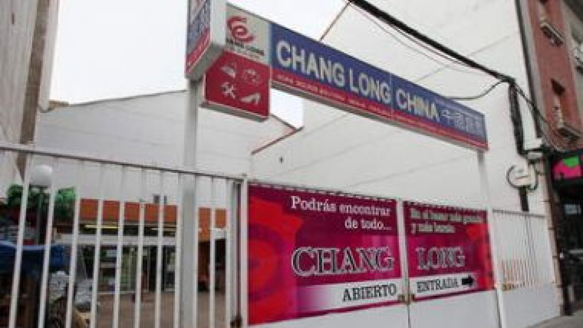 Los bazares chinos tienen cada vez más metros, como este local ubicado en José Aguado.