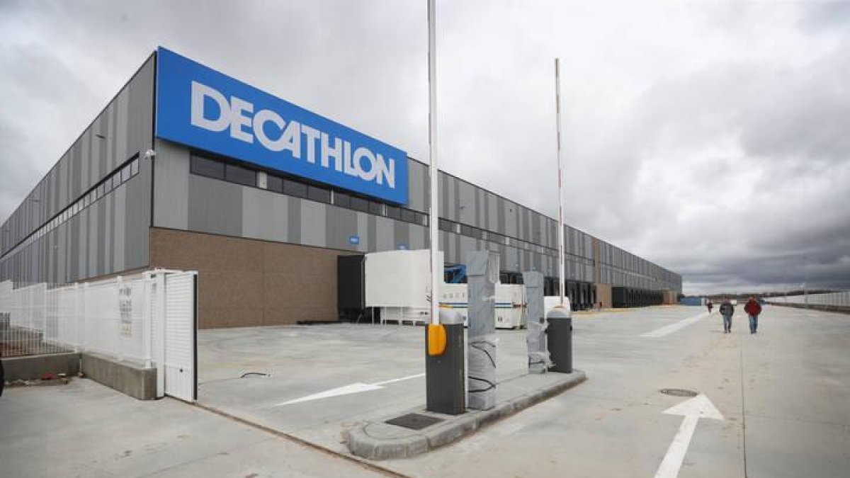 Accesos al centro logístico de Decathlon en Villadangos del Páramo.