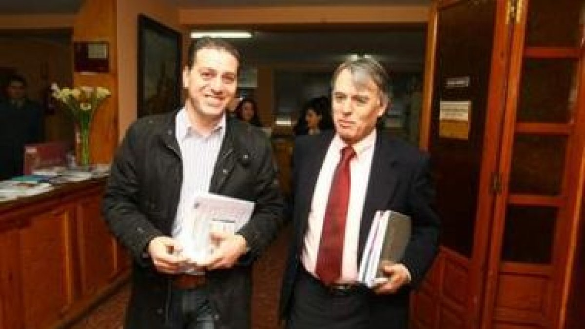 El alcalde de Cacabelos, José Manuel Sánchez, ayer con el subdelegado del Gobierno, Francisco Álvare