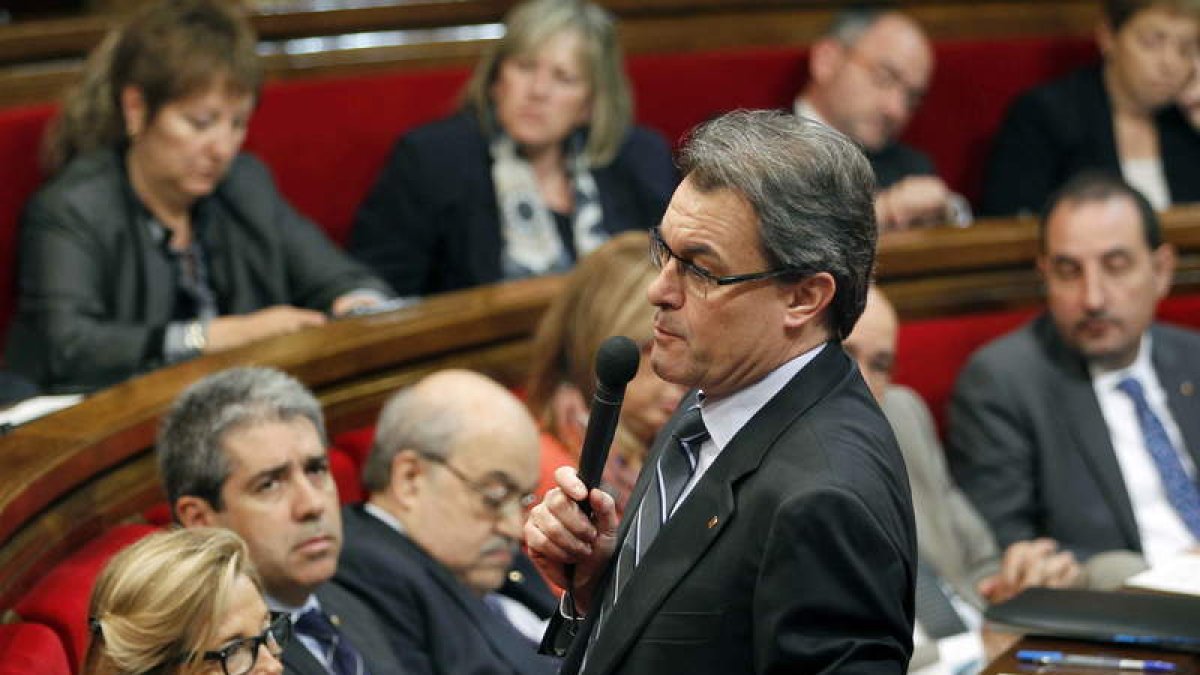 Artur Mas interviene ayer en el Parlamento catalán.