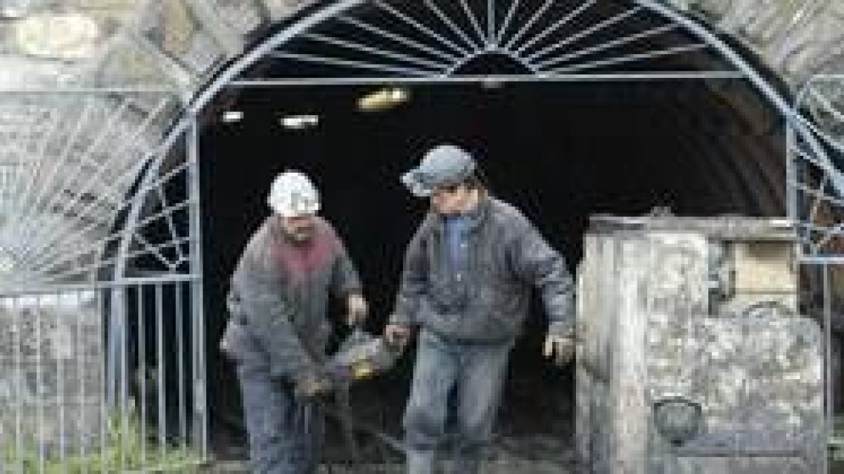 Dos mineros de superficie en una de las instalaciones de la MSP en Laciana