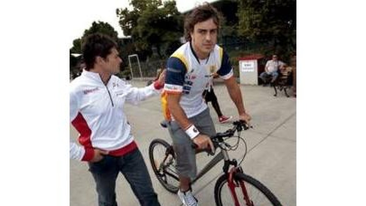Alonso monta en bicicleta por el Circuito Internacional de Shangai