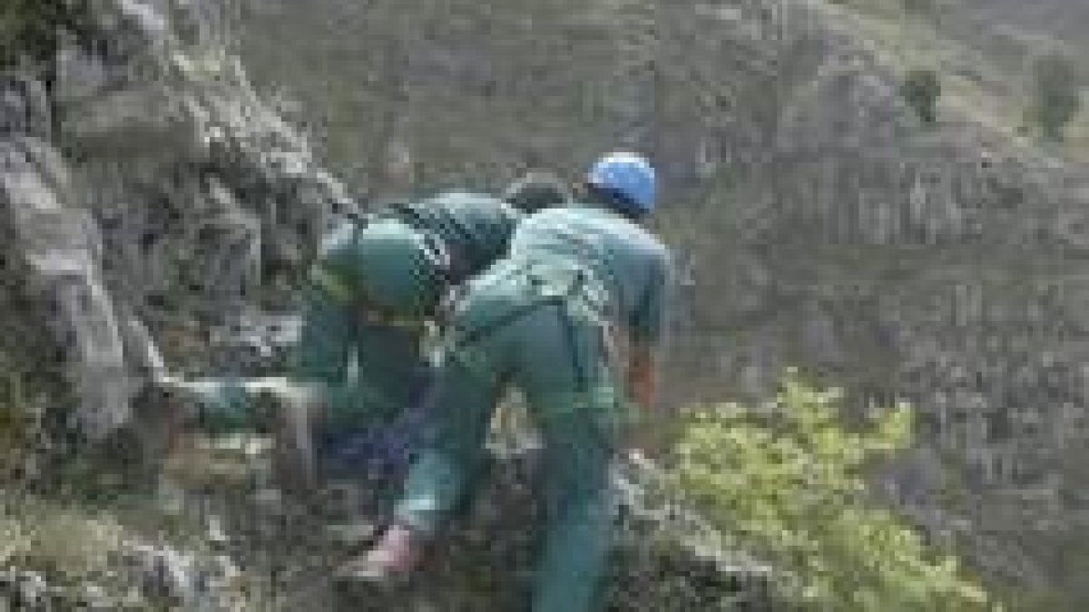 Dos miembros del Greim de Sabero en una operación de simulacro de rescate