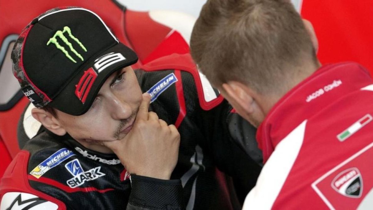 Jorge Lorenzo atiende las explicaciones del bicampeón australiano Casey Stoner, piloto probador de Ducati.