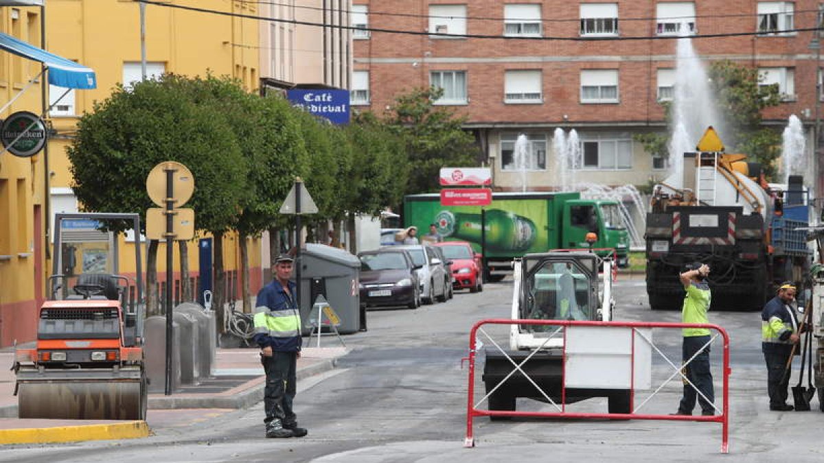 Las obras en el vial cortaron ayer el tráfico la avenida del Castillo. L. DE LA MATA
