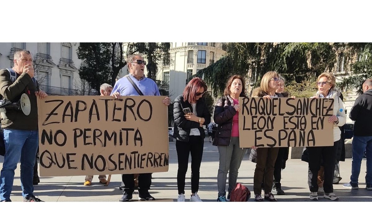 Protesta en Madrid de la plataforma por el soterramiento en Trobajo. DL
