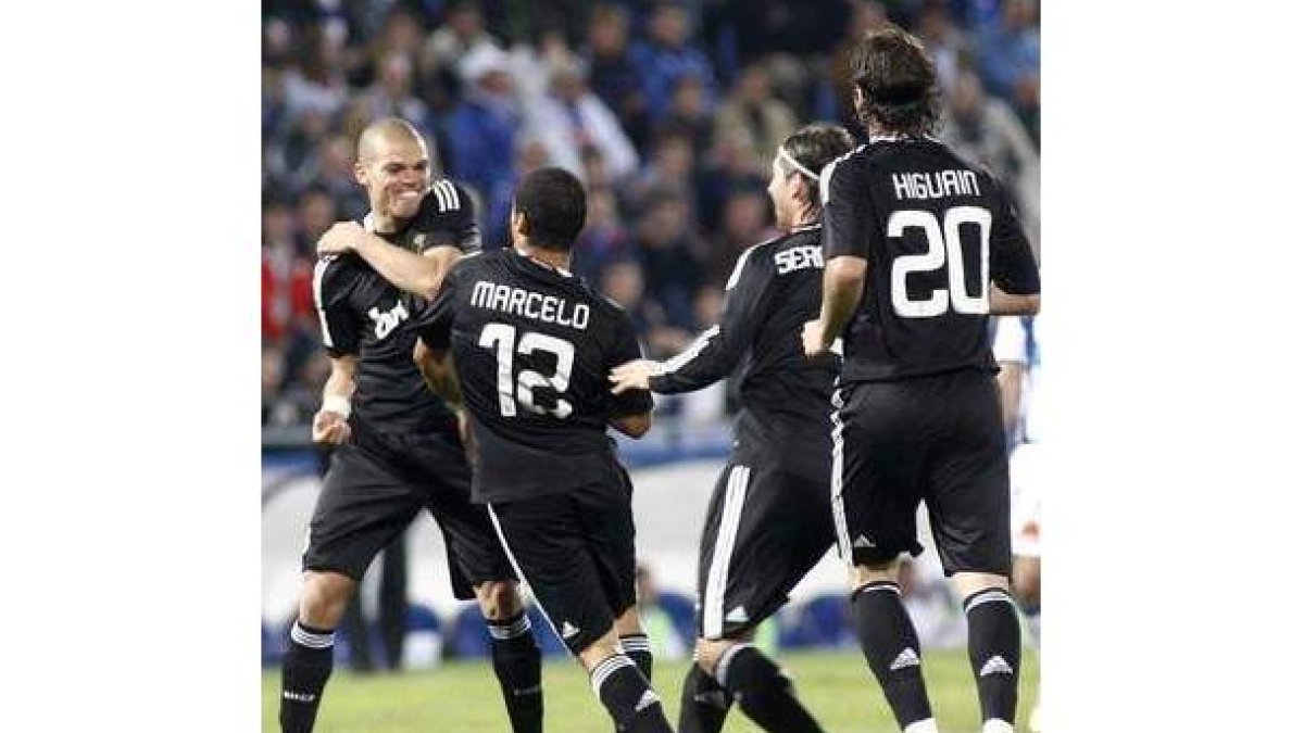 Marcelo celebra tras marcar ante el Recreativo de Huelva junto a Pepe