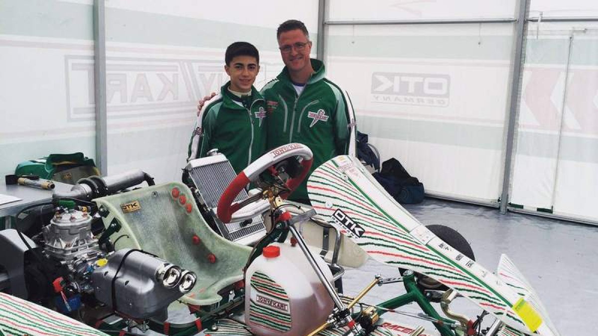 David Vidales junto a su principal valedor en la escudería Tony Kart, Ralf Schumacher, que precisamente lo dirigirá en su debut en el campeonato alemán de karting. DL