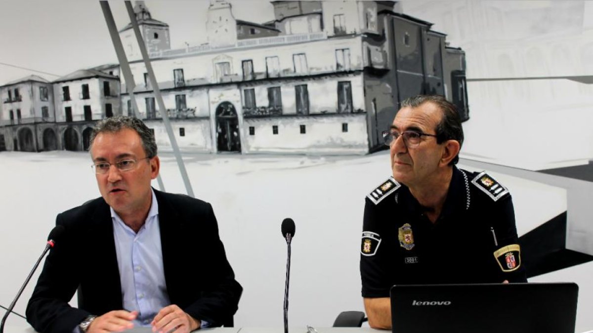 El concejal de Seguridad y Movilidad, Fernando Salguero, y el intendente jefe de la Policía Local de León, Martín Muñoz.