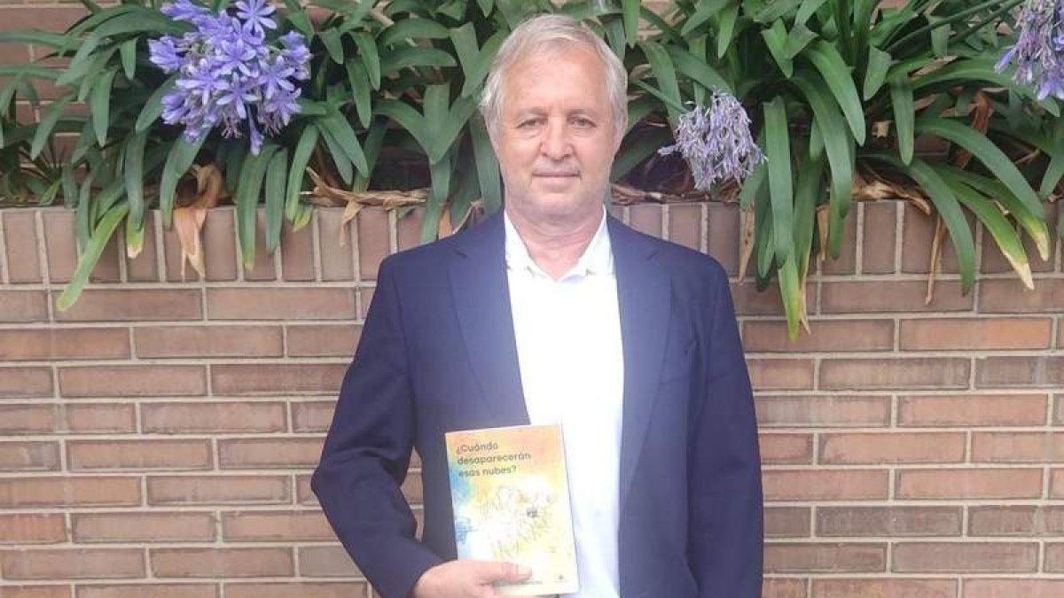 Luis Miguel Torre Santos, autor de las novelas ‘La Academia’ y ‘¿Cuándo desaparecerán estas nubes?’. DL