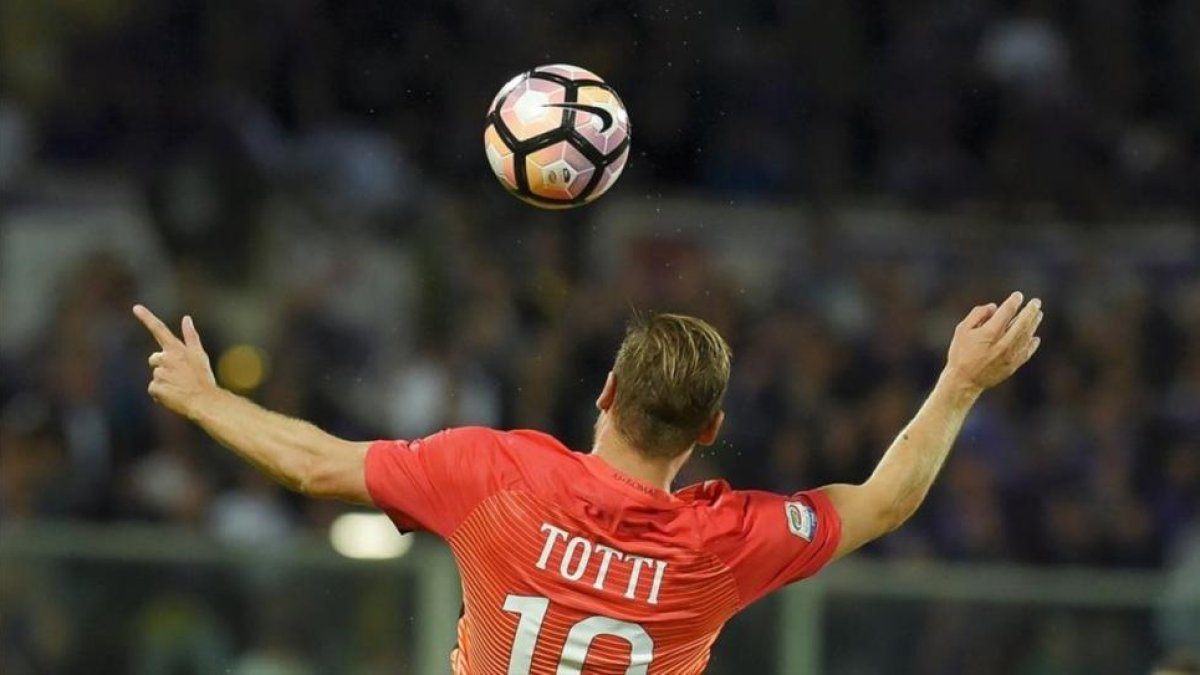 Francesco Totti controla el balón en el partido Fiorentina-Roma del pasado domingo.