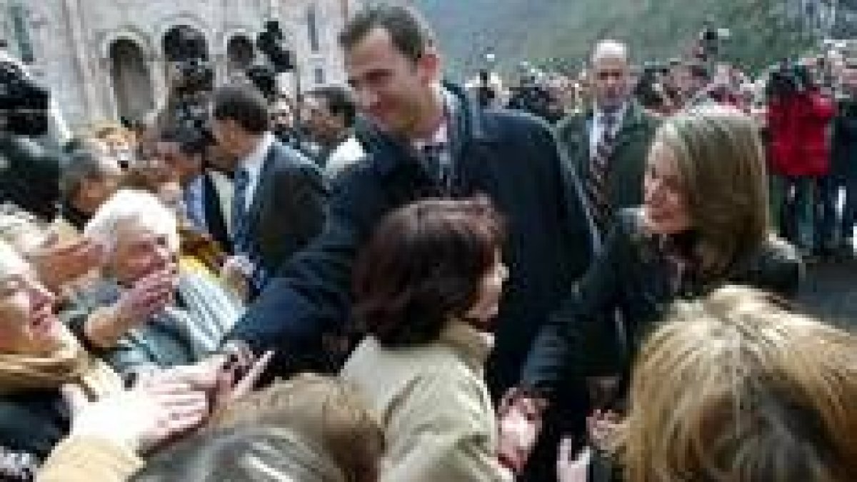 El Príncipe y Letizia Ortiz reciben el cariño de la gente allí donde van