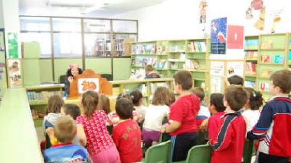 Las bibliotecas municipales ofrecen actividades como cuentacuentos para fomentar la lectura.