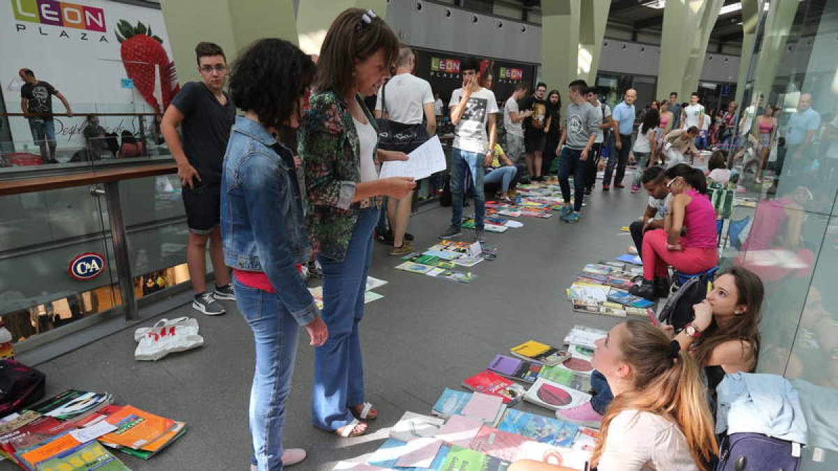 Un buen número de padres y alumnos se acercaron al centro comercial ayer.