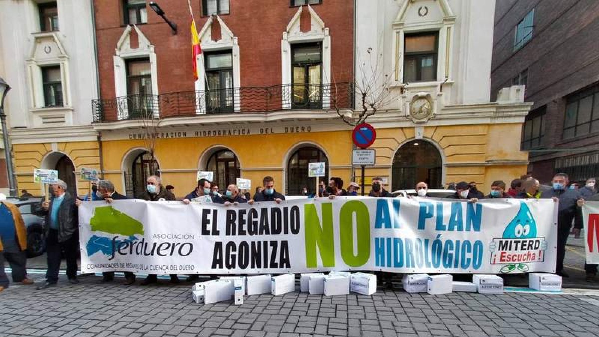 Los regantes de la cuenca del Duero se manifestaron ayer ante la sede de CHD en Valladolid. DL
