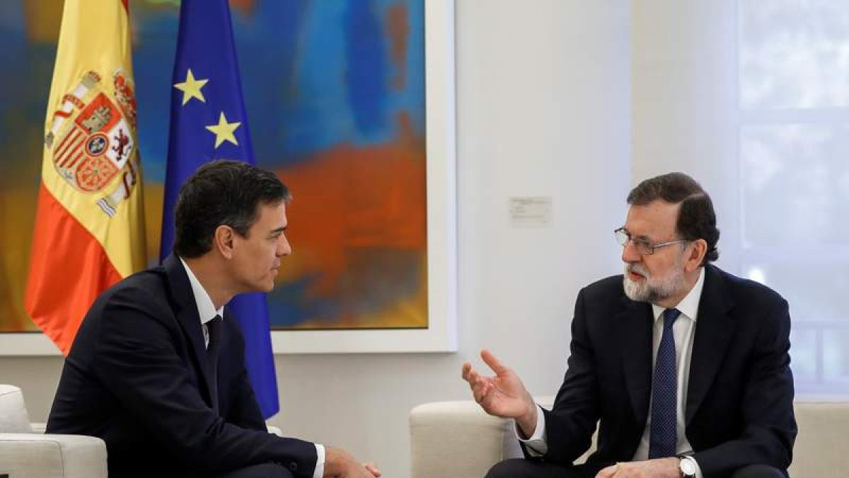 Pedro Sánchez y Mariano Rajoy durante el encuentro que mantuvieron ayer. EMILIO NARANJO