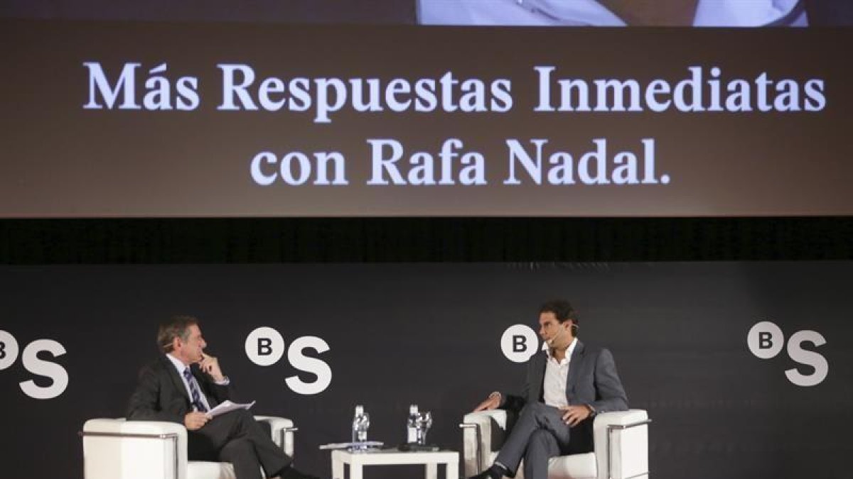 El deportista Rafa Nadal (d) habla sobre la importancia de la cercanía en un mundo cada vez más globalizado, en un encuentro organizado por Banco Sabadell, del que el tenista es embajador, hoy en Zaragoza.