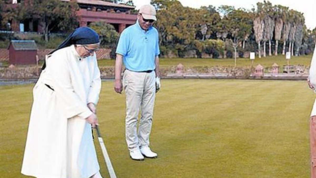 Lucía Caram juega a golf en un campo solo apto para multimillonarios.