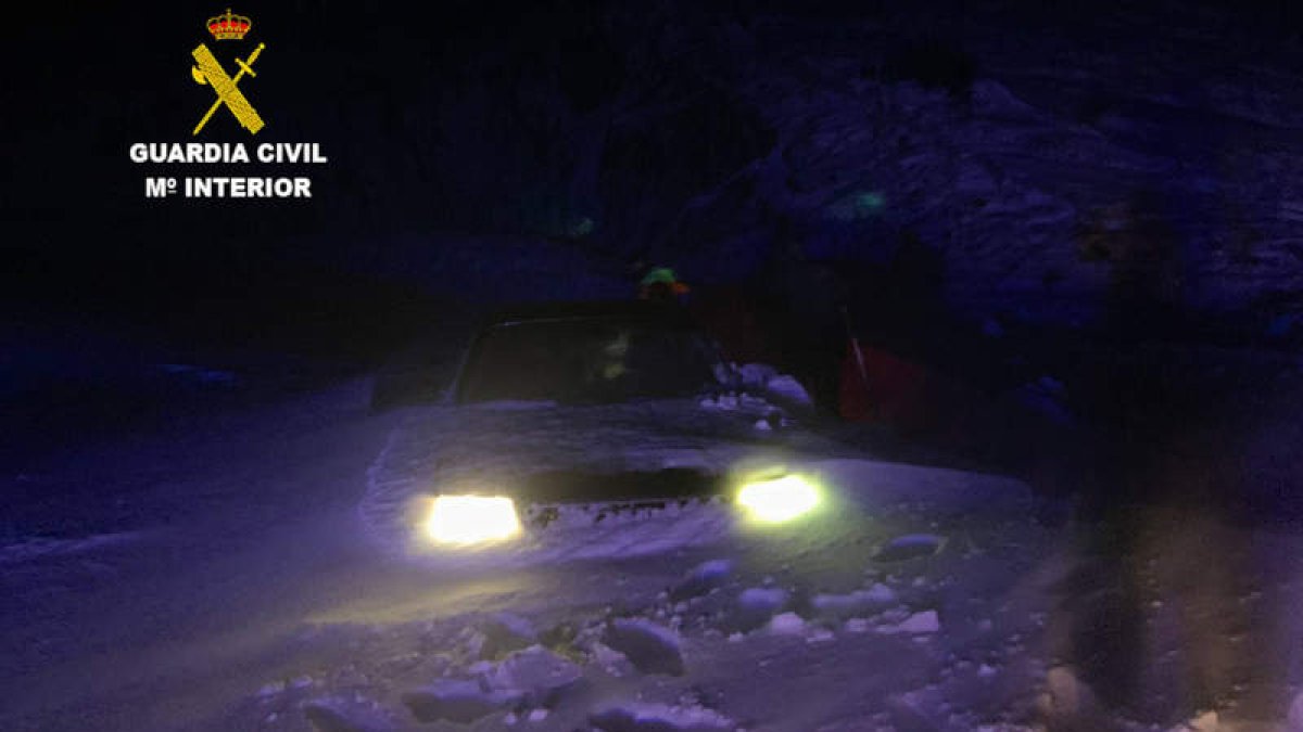 Uno de los coches sepultados por la nevada. DL