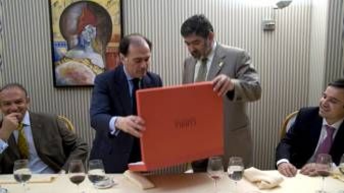 Villanueva entrega una placa homenaje al ex rector de la Universidad de León Ángel Penas