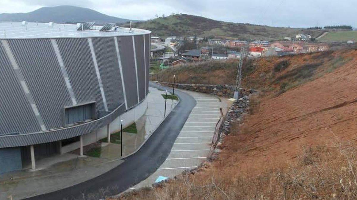 Imagen reciente del Bembibre Arena y la ladera de la antigua ladrillera de la villa.