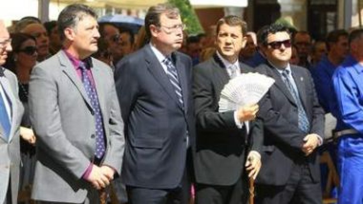 Ángel Calvo, Antonio Silván, Carlos López Riesco y José Luis Ramón, acalorados en medio de la ofrend