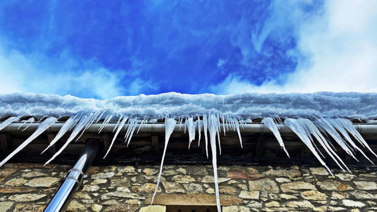 Tejado con hielo en una casa de la provincia de León. RAMIRO