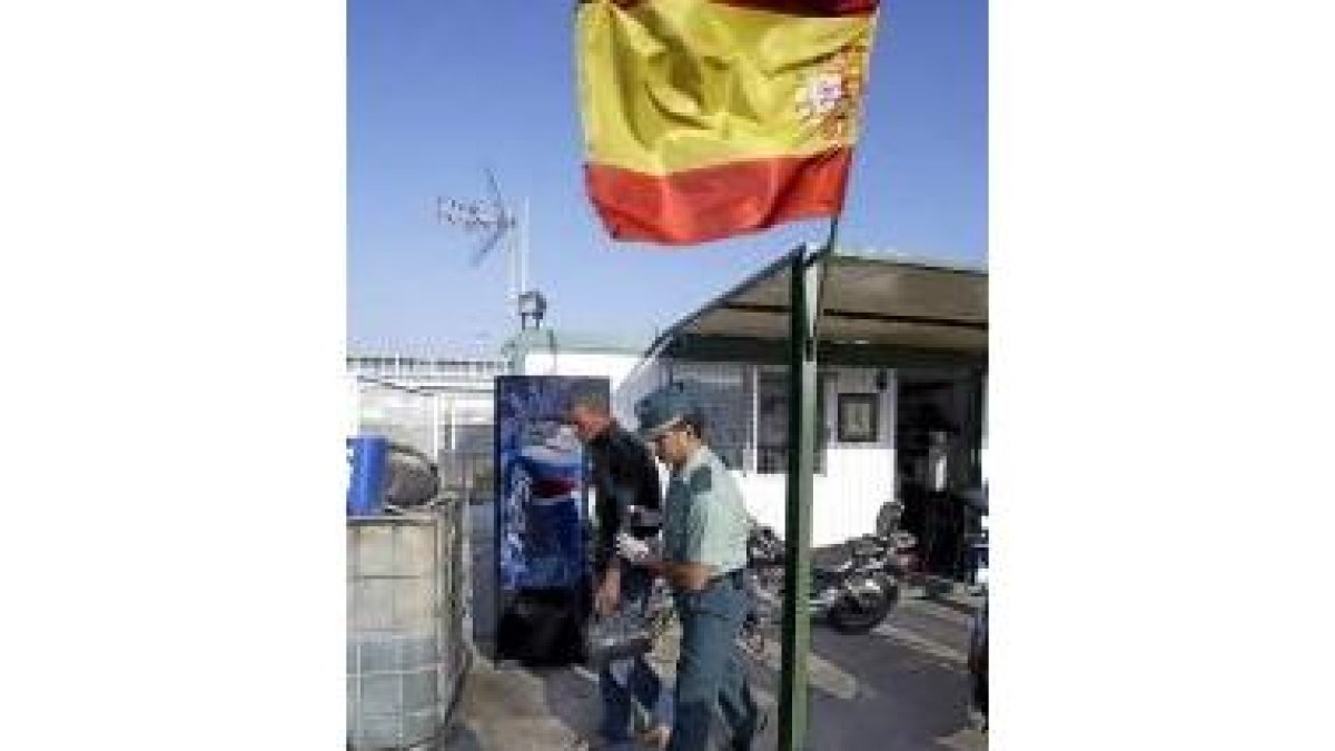 Un guardia civil detiene a un inmigrante irregular, ayer, en Almería