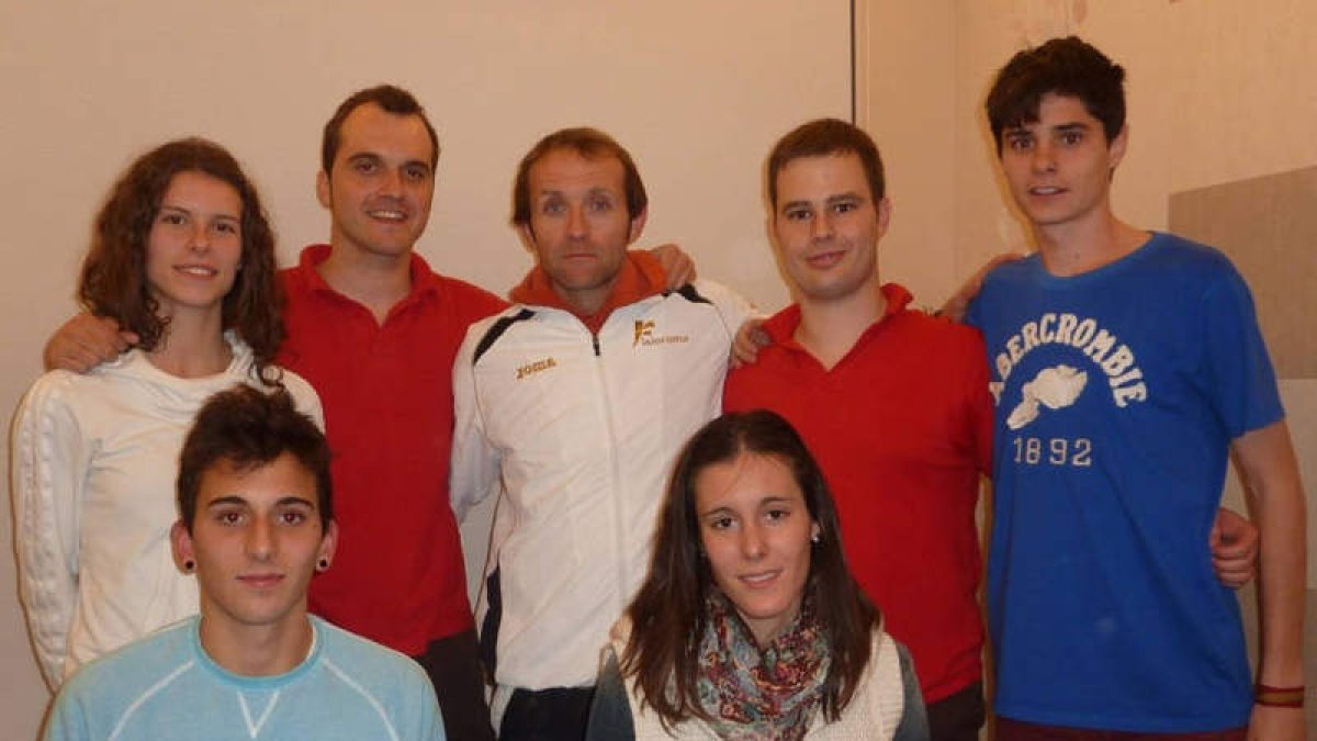 Roberto, Blanca, Jorge y Saúl junto a su entrenador Villacorta. La delegación leonesa la completa Saúl Ordóñez.