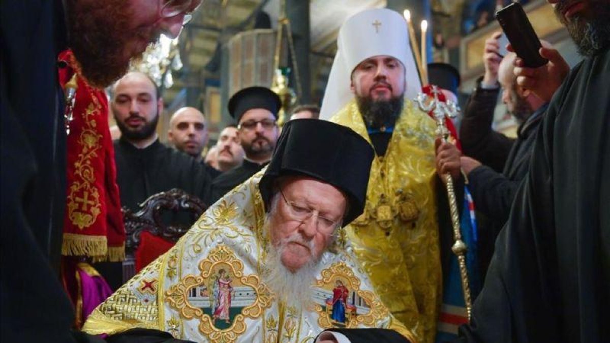 El patriarca ecuménico Bartolomé I asiste a una ceremonia de firma del decreto tomo de la Iglesia ucraniana en la iglesia patriarcal de San Jorge, en Estambul.