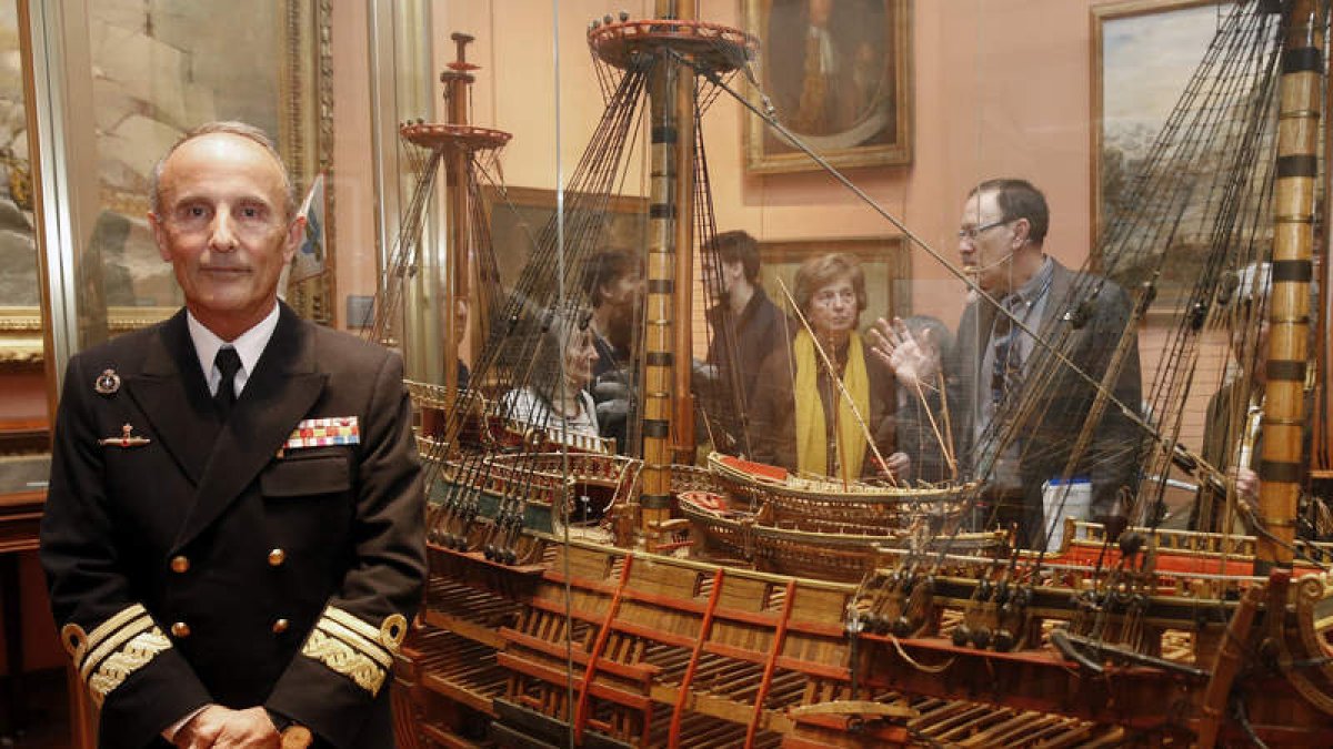 El vicealmirante Fernando Zumalacárregui apremia a buscar el manifiesto de carga.