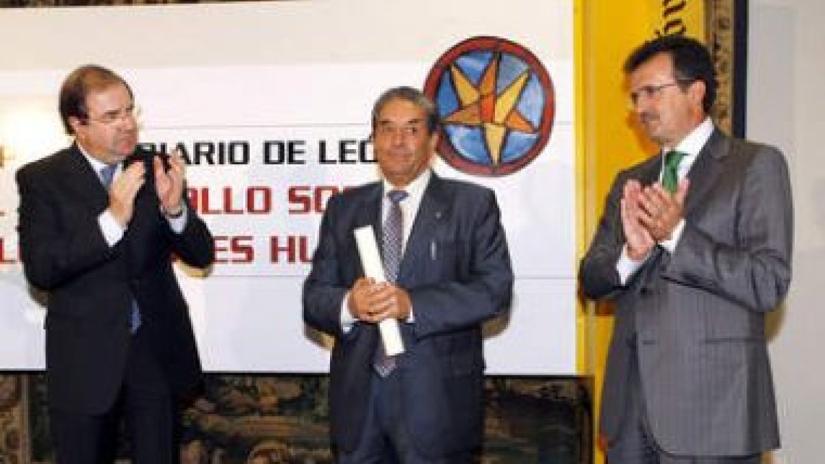 Herrera, Juan Sandoval, presidente de Asprona, y José Luis Ulibarri, en la edición del año pasado.