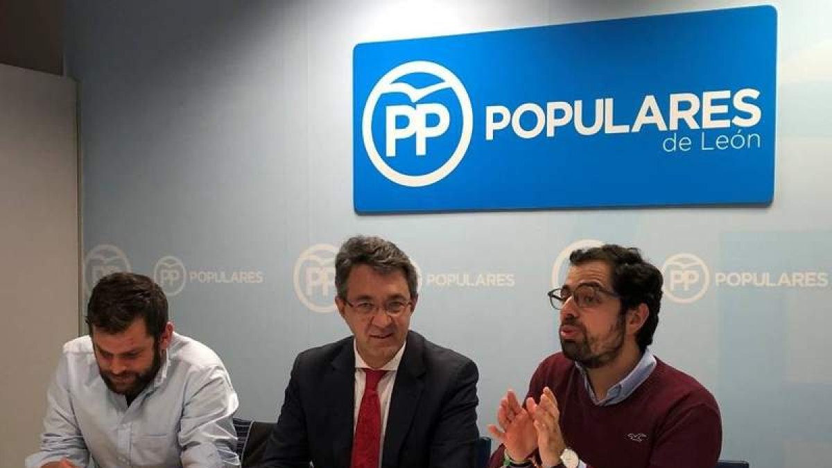 Javier Santiago, Majo y Eduardo Carazo, ayer en el PP. DL