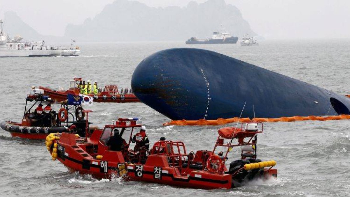 Operación de rescate del naufragado buque Sewol cerca de la isla Jindo en Corea del Sur, el 17 de abril del 2014.