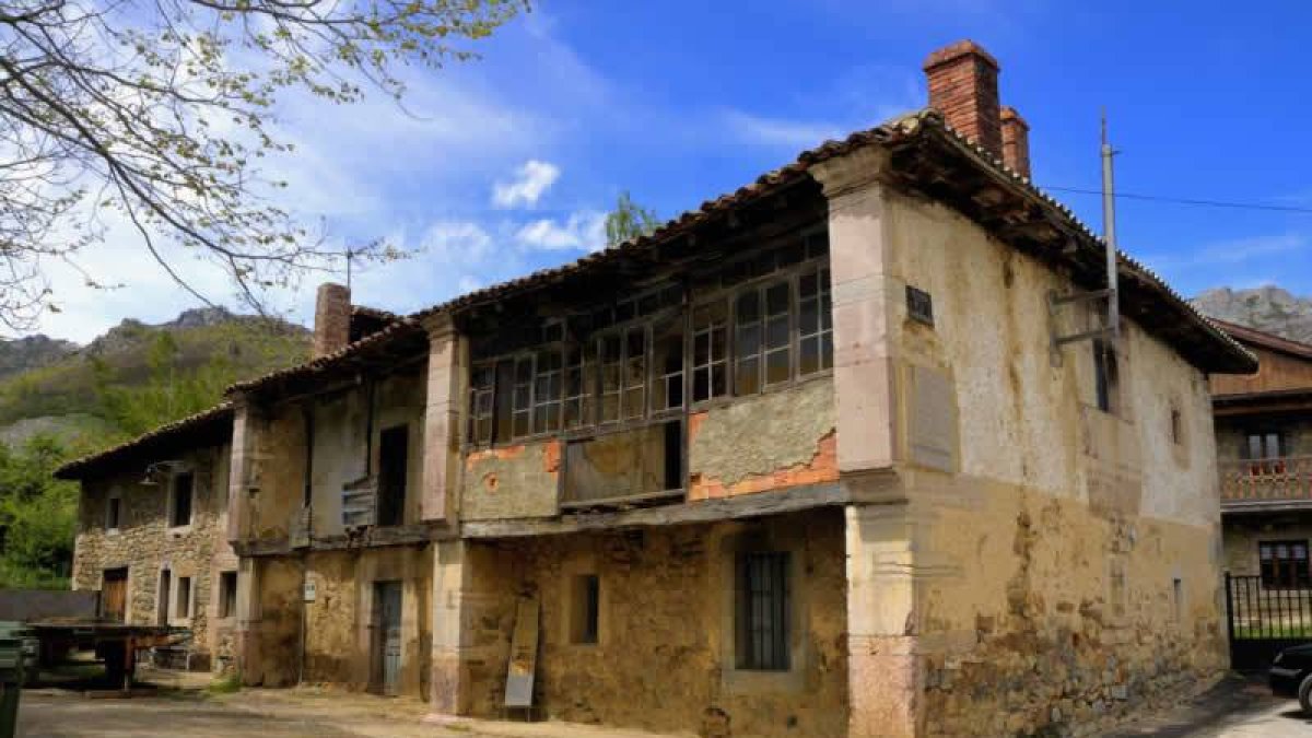 Vista de la casona que durante siglos acogió la célebre Cátedra de Lois.