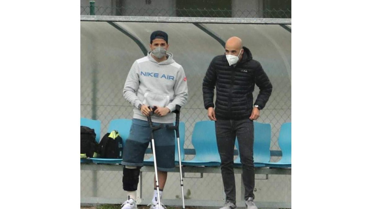 Ríos Reina visitó ayer a sus compañeros apoyado en unas muletas tras su reciente operación. L. DE LA MATA