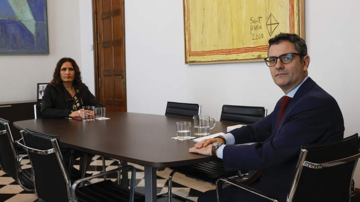 El ministro Bolaños con Laura Vilagrà en su reunión de ayer. TONI ALBIR