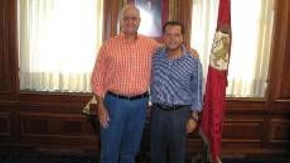 Antonio Valderrábano, junto al alcalde de León, Mario Amilivia