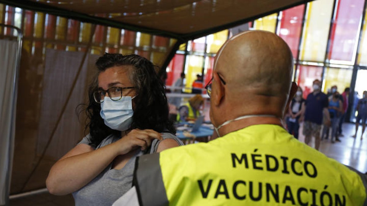 Vacunación masiva contra la Covid-19 en el Palacio de Exposiciones de León. DL/F. Otero Perandones.