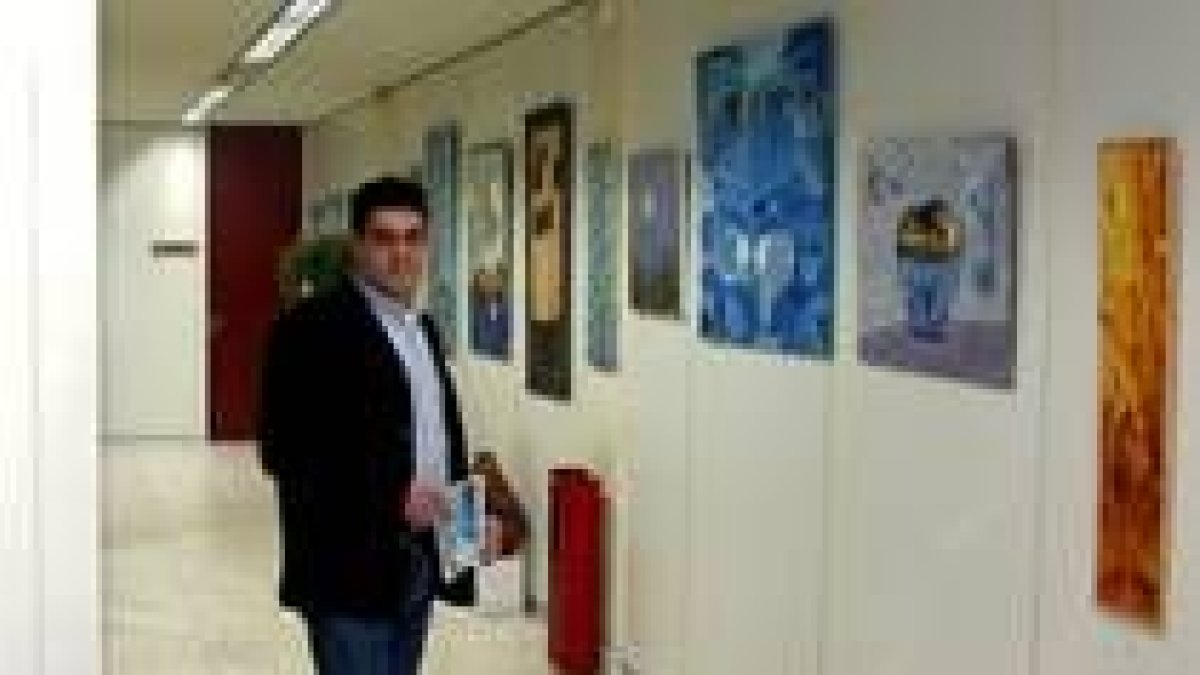 El artista marroquí Younes Bouiahdj Ghailan junto a la exposición