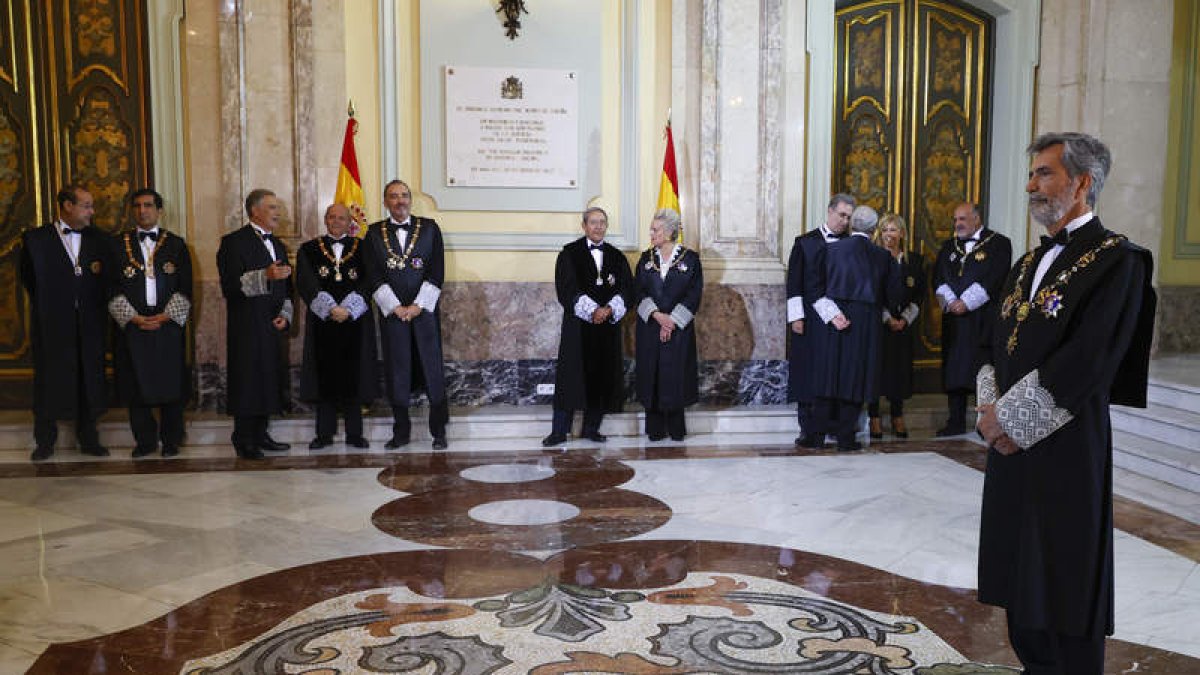 Carlos Lesmes junto a los integrantes del Tribunal Supremo. J . J. CEREJIDO