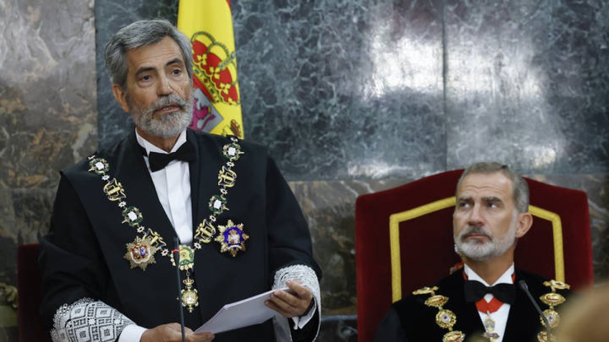 El presidente del Tribunal Supremo, Carlos Lesmes (i), ante el rey Felipe, interviene en el acto de apertura del Año Judicial 2022/2023 este miércoles en la sede del Tribunal, en Madrid. . J. J. GUILLÉN