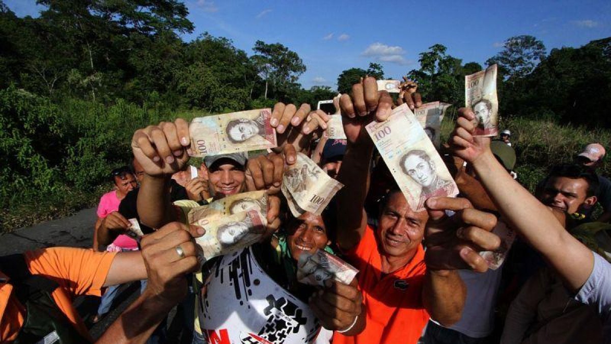 Protestas en San Cristobal por la retirada de los billetes de 100 bolívares.