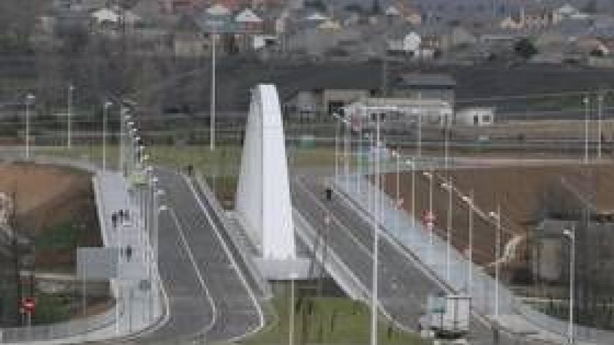 Aspecto del nuevo puente del Centenario que hoy se inaugura y que mañana abre al tráfico rodado