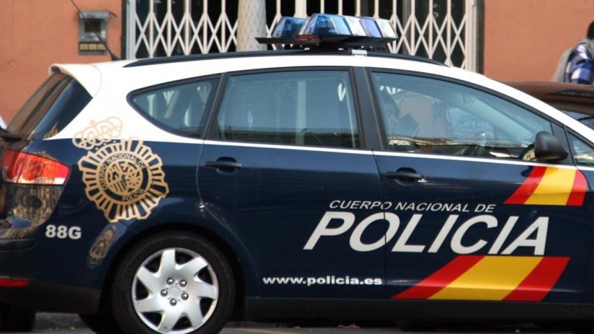 Un coche de la Policía Nacional. / ARCHIVO