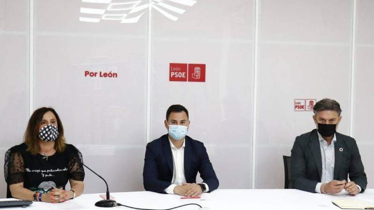 María Rodríguez, Javier Alfonso Cendón y José Luis Vázquez, ayer en la sede del PSOE de León. DL