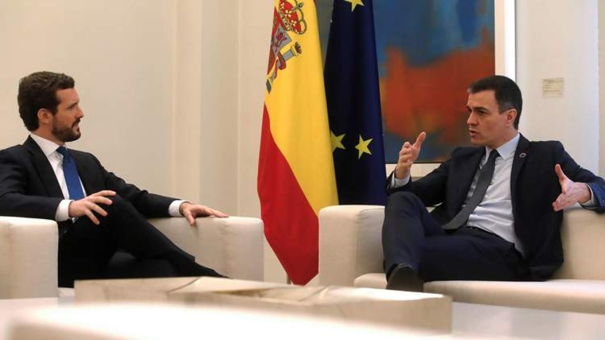 Imagen de la última reunión que mantuvieron en La Moncloa, el 17 de febrero, Pedro Sánchez y Pablo Casado. JUAN CARLOS HIDALGO