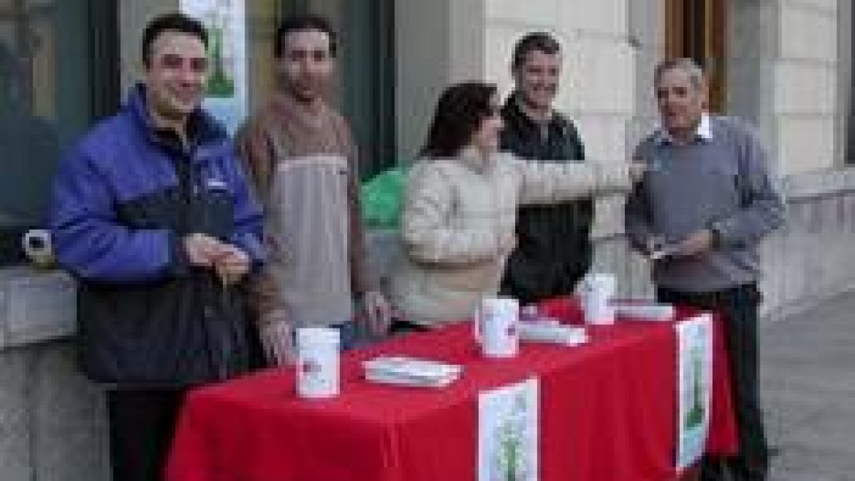 Voluntarios de la asociación Aldaem, durante la cuestación celebrada ayer en La Robla