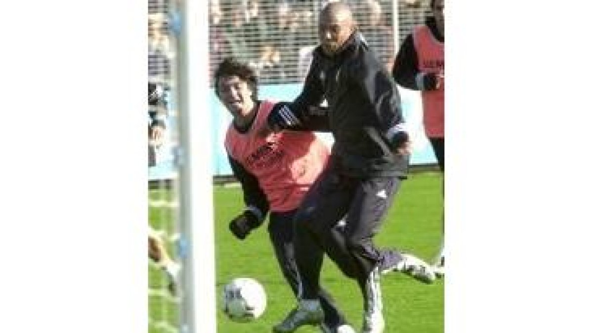 Ronaldo y Tote pugnan por un balón durante el entrenamiento