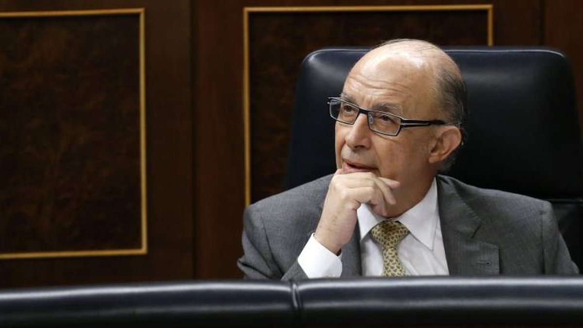 El ministro de Hacienda y Administraciones Públicas, Cristóbal Montoro, durante la sesión de control esta mañana en el Congreso de los Diputados.